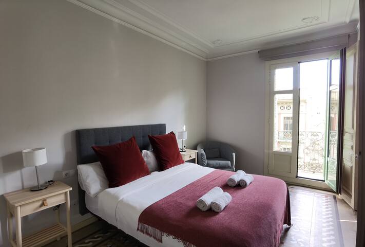 Grand 3BR Penthouse + Pool, A/C – Center BCN gallery image 5