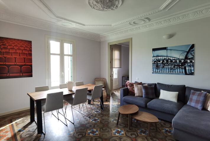 Grand 3BR Penthouse + Pool, A/C – Center BCN gallery image 2