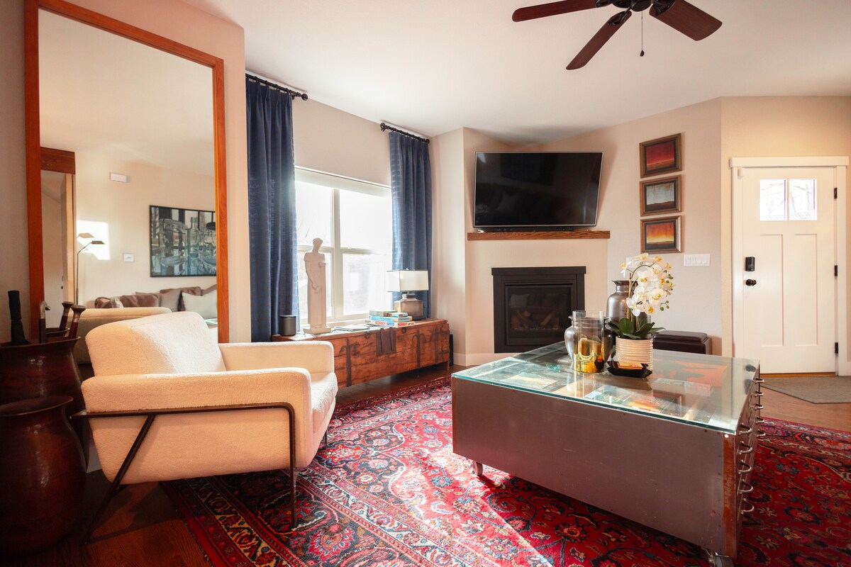 Top Airbnb: Luxury Home, Hot Tub, Child/Pet-Friendly, Cool Art in Colorado Springs