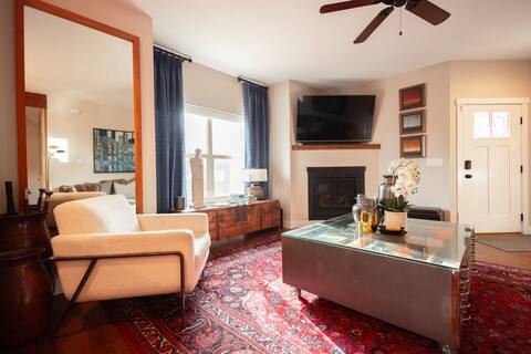 Top Airbnb: Luxury Home, Hot Tub, Child/Pet-Friendly, Cool Art in Colorado Springs