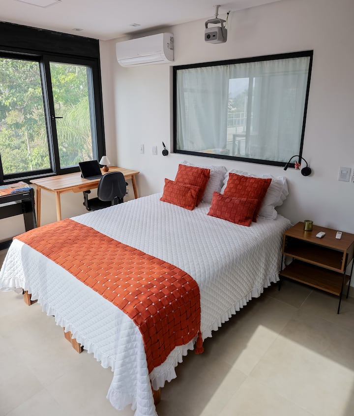 Апартман 2 со балкон за задниот дел од куќата. Од балконот се гледа плажата Камбуризињо. Брачниот кревет (широк 150-179 см) може да се одвои за два единечни кревета.