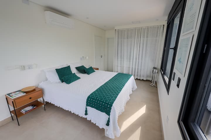 Главен апартман со балкон со поглед кон морето.