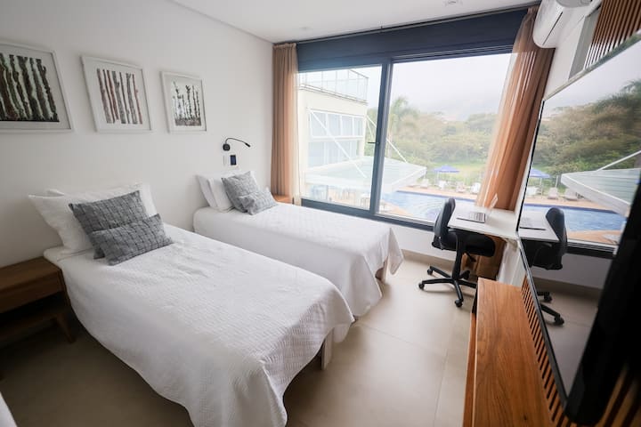 Апартман 4. Два единечни кревета кои може да се претворат во брачен пар, по желба на гостите. 

(Кога сте во неколку формат, спојувањето на душеците не е забележливо)