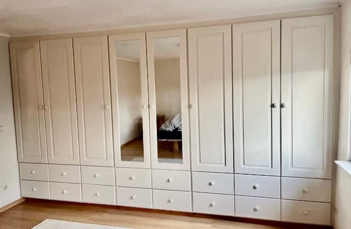 დიდი გარდერობი საძინებელში, რომელიც მთლიანად ხელმისაწვდომია თქვენთვის