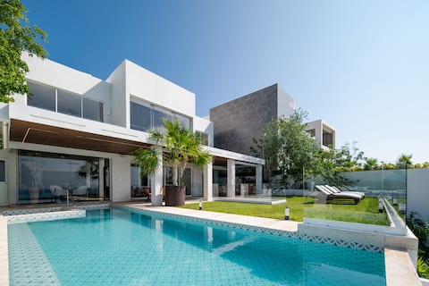 Gorgeous 6 Bedroom Villa with Ocean Front