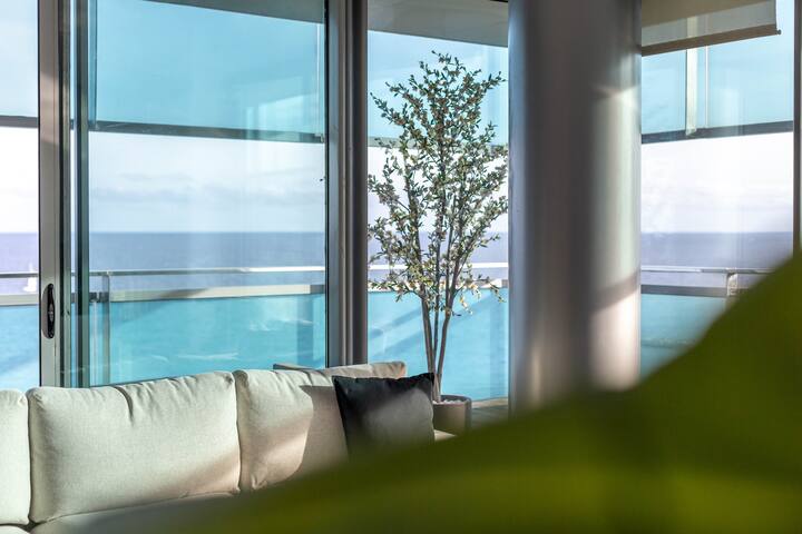 Luxury Apartment with Direct Sea View and Terrace! gallery image 3