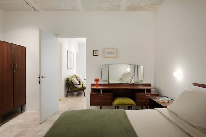 Obnovljeni namještaj iz sredine prošlog stoljeća u spavaćoj sobi - toaletni stolić, ormarić, komoda, glavni krevet i dva noćna ormarića.