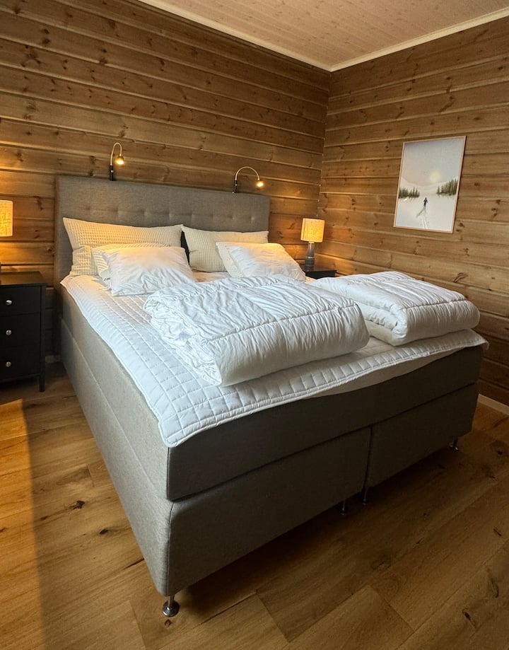 I masterbedroom sover ni gott i en skön kontinentalsäng kingsize (180 cm). Det finns flera kuddar att välja mellan bl.a tempurkuddar och mörkläggningsgardiner för att säkerställla god nattsömn under de ljusa sommarnätterna. Sängbord och garderob.