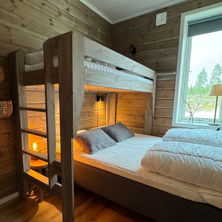I ett av tre sovrum finns lägenhetens andra dubbelsäng som är en queensize (160 cm) med en överslaf  som är 90 cm bred. I detta mysiga rum finns även mörkläggningsgardin, ett litet sängbord, garderob och en utsikt över pisten som går strax utanför.