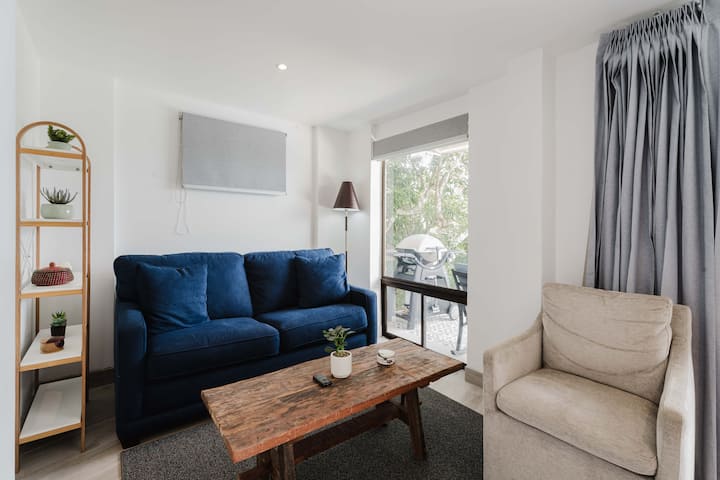 הספה הנפתחת מאפשרת לינה לילדים או לנוסעים נוספים, וחדר הרחצה השני הסמוך מספק נוחות ופרטיות נוספת.