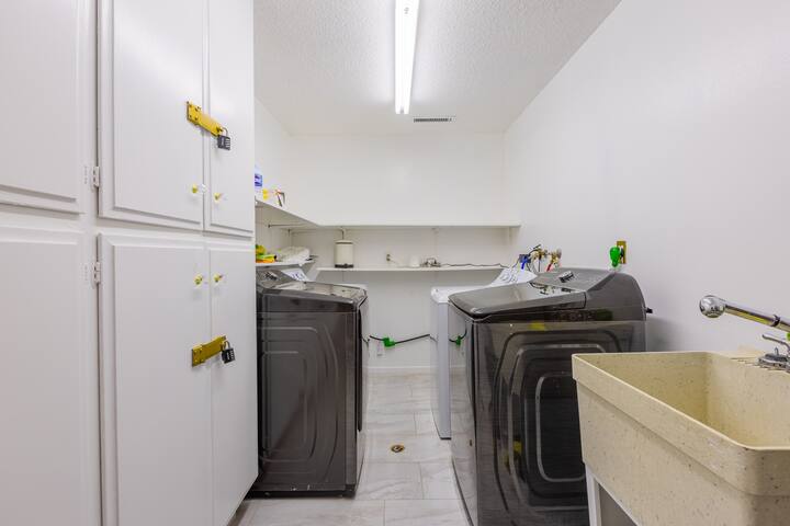 Vegas 7BR Retreat Once Home to a Magician gallery image 3