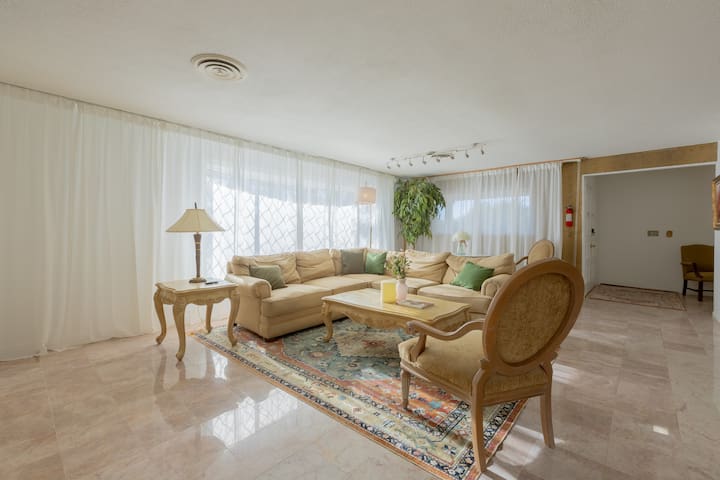 Vegas 7BR Retreat Once Home to a Magician gallery image 4