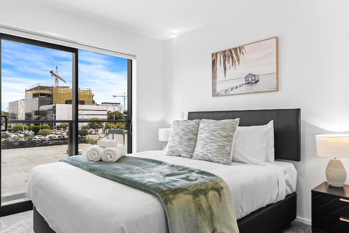 „Udobna spavaća soba s bračnim krevetom, noćnim ormarićima i prostranim ormarom. Uživajte u privatnoj kupaonici i pogledu na jug, a sve to uz velika klizna vrata koja se otvaraju na šarmantni balkončić koji donosi obilje prirodnog svjetla.”