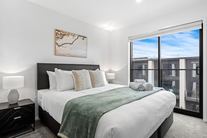 „Spavaća soba na zadnjem katu okrenuta prema sjeveru s noćnim ormarićima, francuskim balkonom i dovoljno prostora za odlaganje stvari. Ova soba također ima vlastitu kupaonicu koja pruža udobnost i privatnost za miran boravak.”