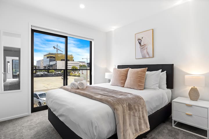 
„Udobna spavaća soba s bračnim krevetom, noćnim ormarićima i prostranim ormarom. Uživajte u privatnoj kupaonici i pogledu na jug, a sve to uz velika klizna vrata koja se otvaraju na šarmantni balkončić koji donosi obilje prirodnog svjetla.”