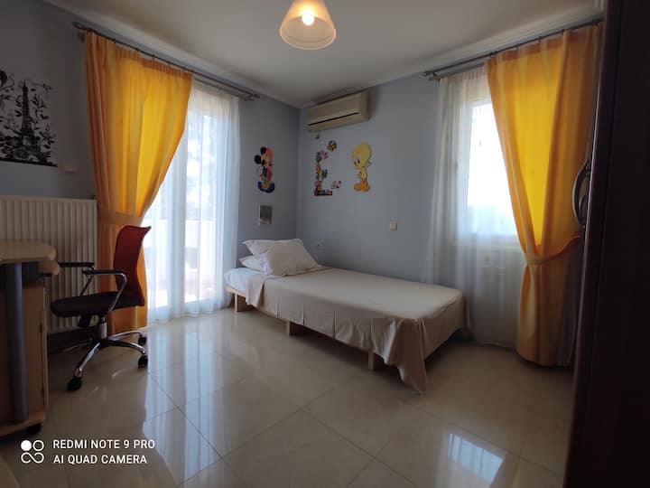 Παιδικό υπνοδωμάτιο 1ος όροφος με μπαλκόνι Βίλα στο Αγιοκάμπος Ριζόρτ