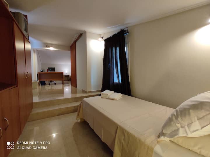 Υπνοδωμάτιο σοφίτας με μπαλκόνια στη βίλα του Αγιοκάμπου