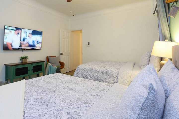 Ova topla spavaća soba ima dva bračna kreveta (1,6x2). Prostor ima klima-uređaj, grijanje, TV i dovoljno prostora za odlaganje odjeće. SunsGrove Twin Folding Bed (75" x 38") također je dostupan za dodatni raspored spavanja.
