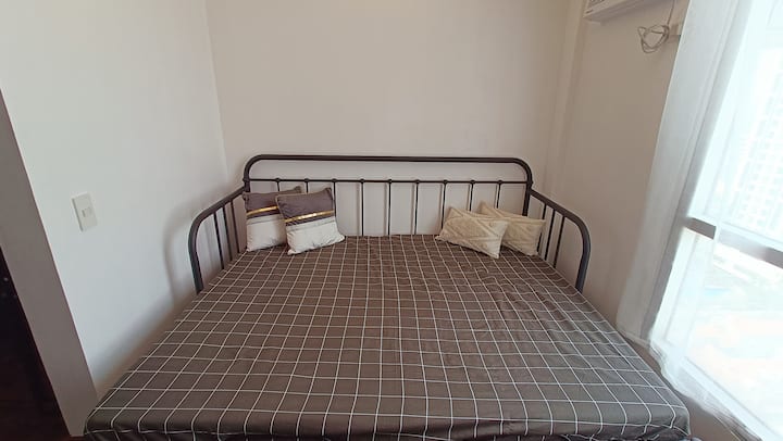 ספה נפתחת למיטה יכולה להכיל עד 3-4 אנשים.