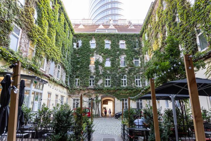 Elegant living: Spacious, Charm, Ideal Location gallery image 4