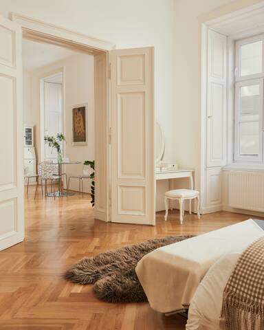 Elegant living: Spacious, Charm, Ideal Location gallery image 2