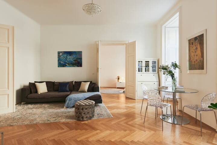 Elegant living: Spacious, Charm, Ideal Location gallery image 5