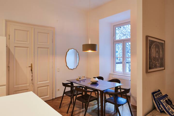 Elegant living: Spacious, Charm, Ideal Location gallery image 3