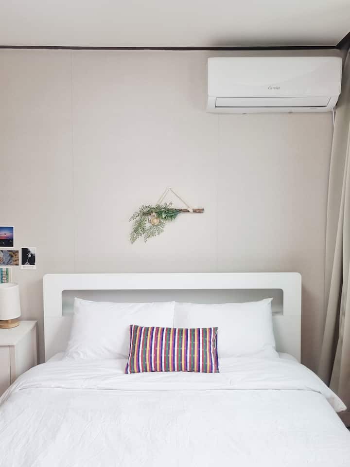 벽걸이 에어컨이 설치되어 있습니다. 
여름에도 시원하게 주무세요 ^^