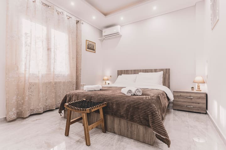 Ფართო საძინებელი დიდი ზომის საწოლი დამალული განათებით, 2 ტუმბო და ოთხფეხა კარადა . 
Მასში არის 32-დუიმიანი SmartTv ტელევიზორი Wi ‑ Fi ქსელით და ინდივიდუალური გაზისა და კონდიციონერის გათბობით. 
Ამ ოთახს დიდი ფანჯარა აქვს.
