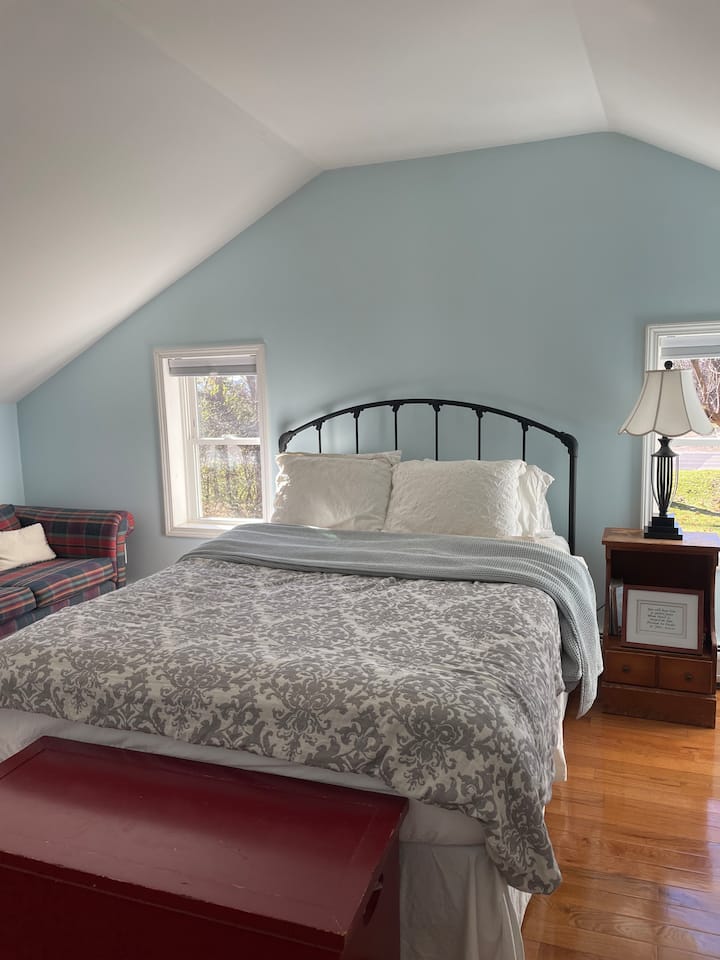 Slnečná spálňa s manželskou posteľou Queen a oddelenými posteľami