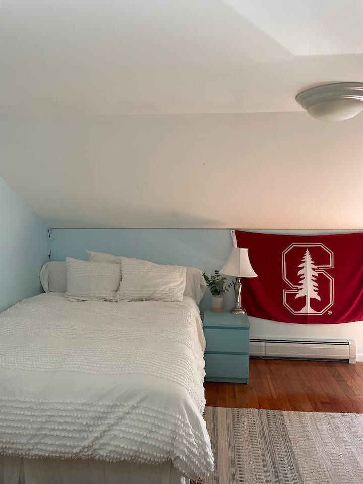 Útulná spálňa s manželskou posteľou 