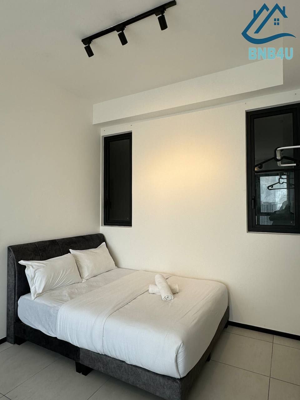 Slaapkamer 2 
- 2 Queen bed 
- Aan de muur gemonteerd kledingrek en kledinghangers
- Gratis handdoeken