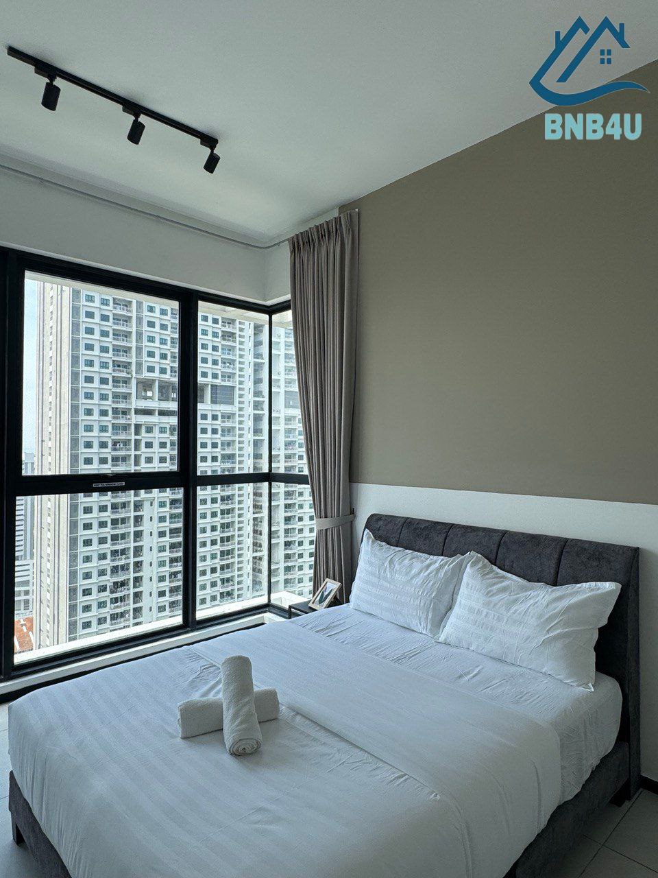 Slaapkamer 1 - queensize bed (gratis handdoeken)