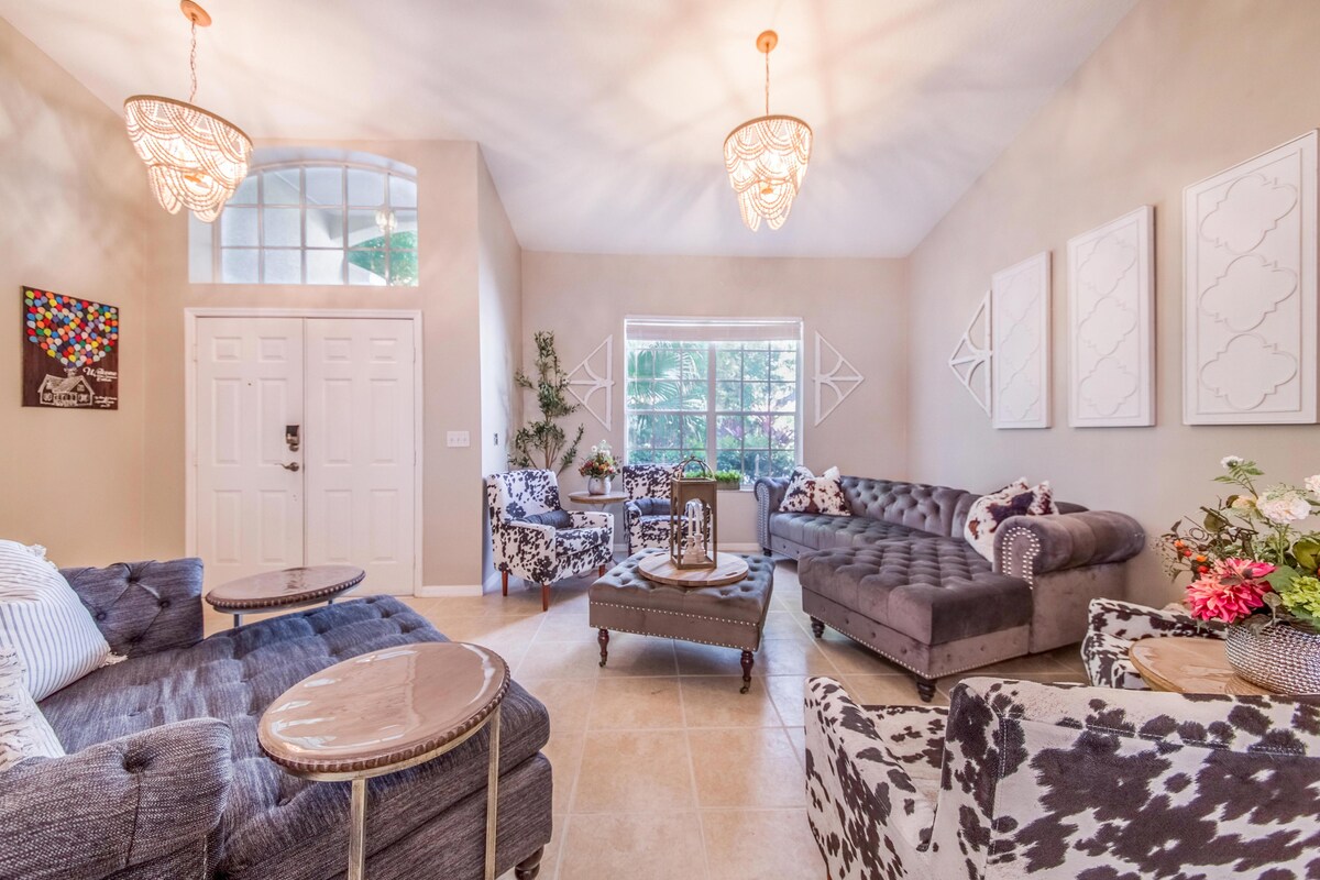 Popular Airbnb listing: Close to Disney | Heated Pool | King Beds | Golf in Davenport
