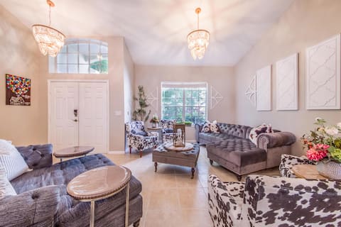 Popular Airbnb listing: Close to Disney | Heated Pool | King Beds | Golf in Davenport