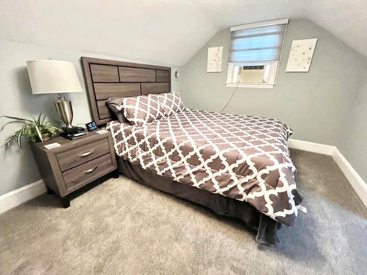 ห้องนอนชั้นบนห้องที่ 3 พร้อมตู้เสื้อผ้าโต๊ะข้างเตียงทีวีและตู้เสื้อผ้าขนาดใหญ่