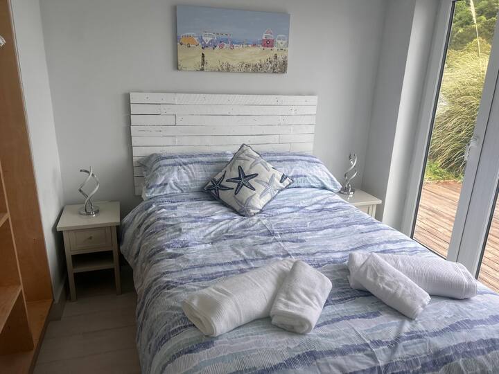 Kitanda cha watu wawili kilicho na godoro la Hypnos, taa ya dari ya LED na taa za kando ya kitanda