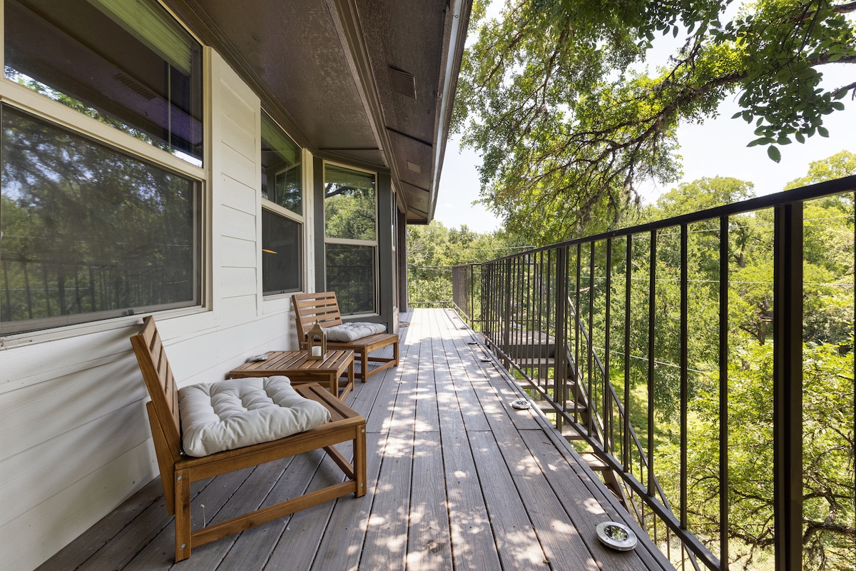 Urban Treehouse Apt Near Downtown