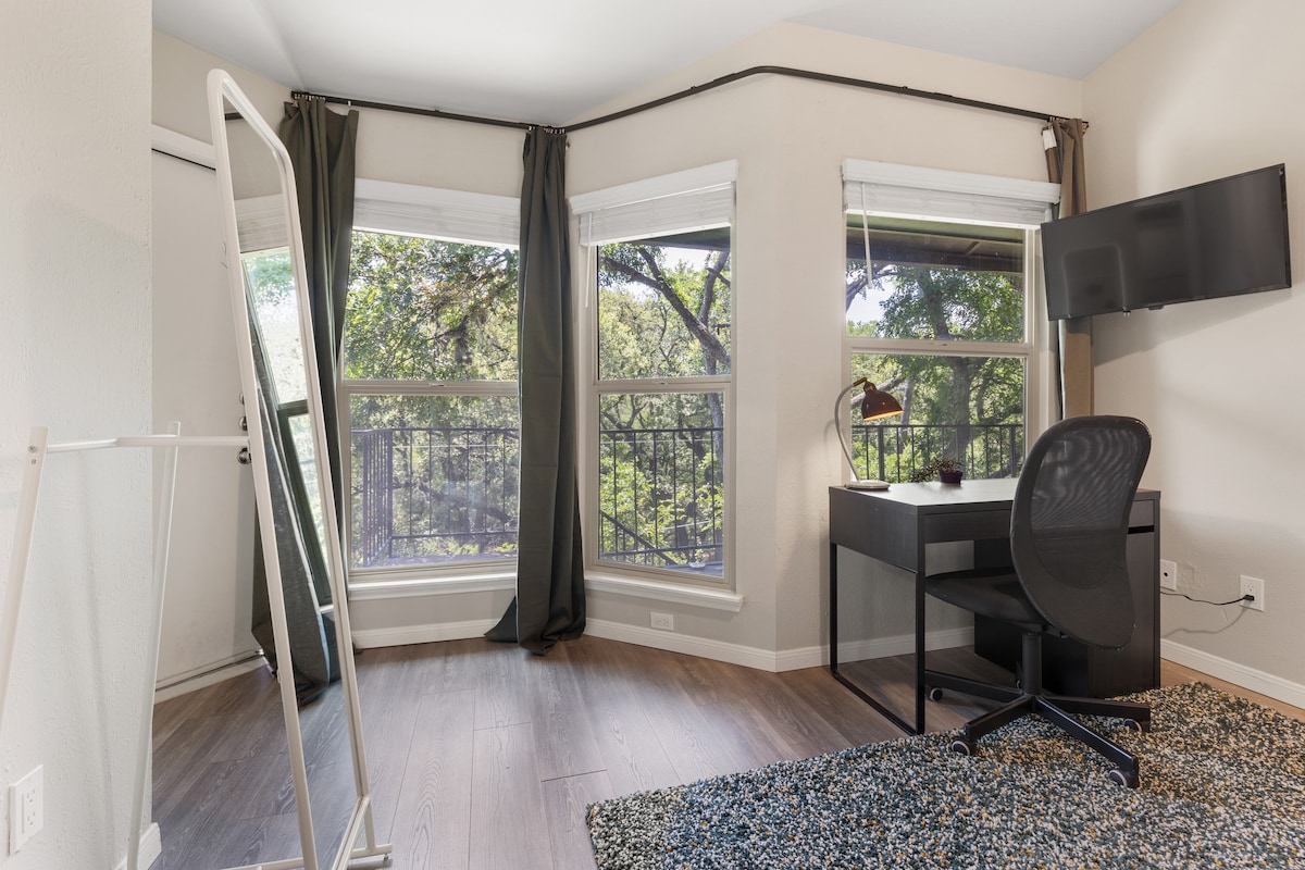Urban Treehouse Apt Near Downtown