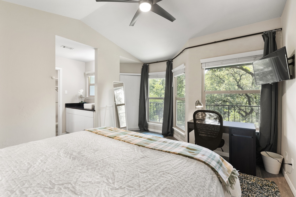 Urban Treehouse Apt Near Downtown