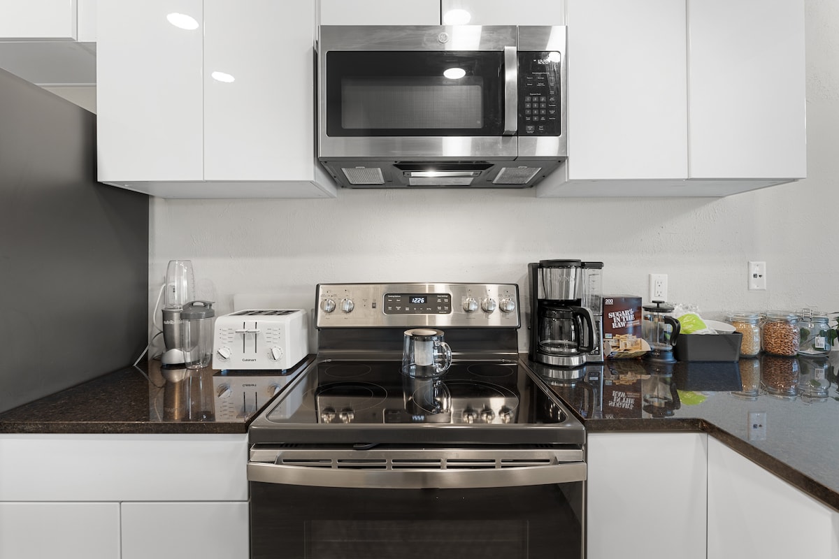 Urban Treehouse Apt Near Downtown