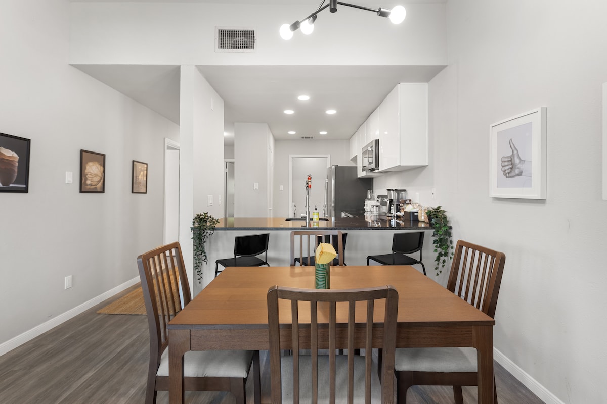 Urban Treehouse Apt Near Downtown