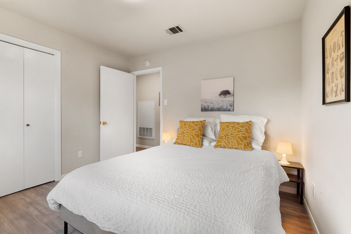 Urban Treehouse Apt Near Downtown