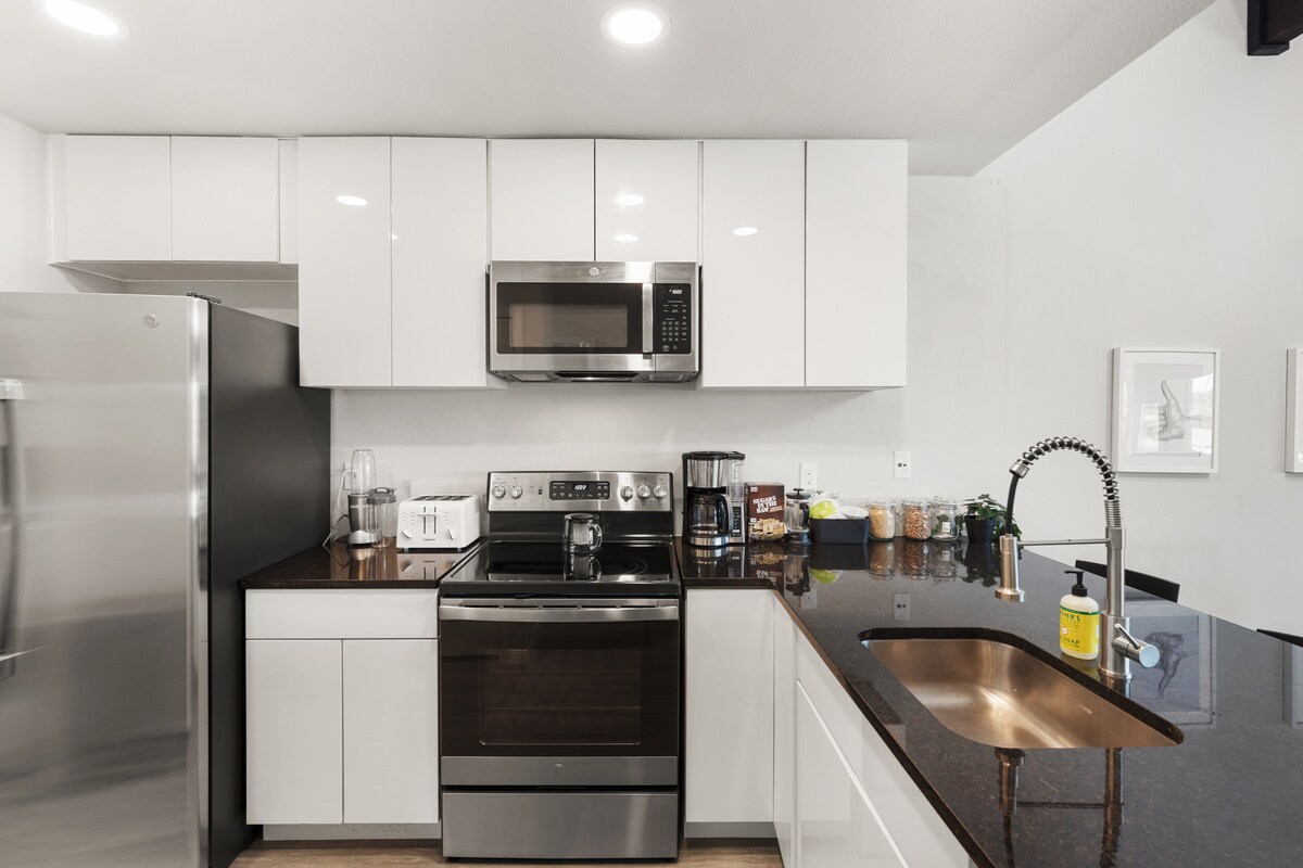 Urban Treehouse Apt Near Downtown