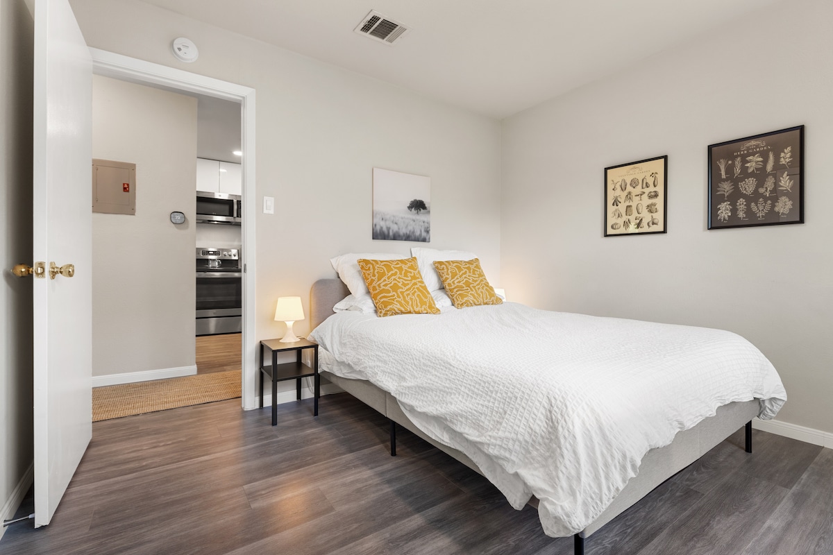 Urban Treehouse Apt Near Downtown