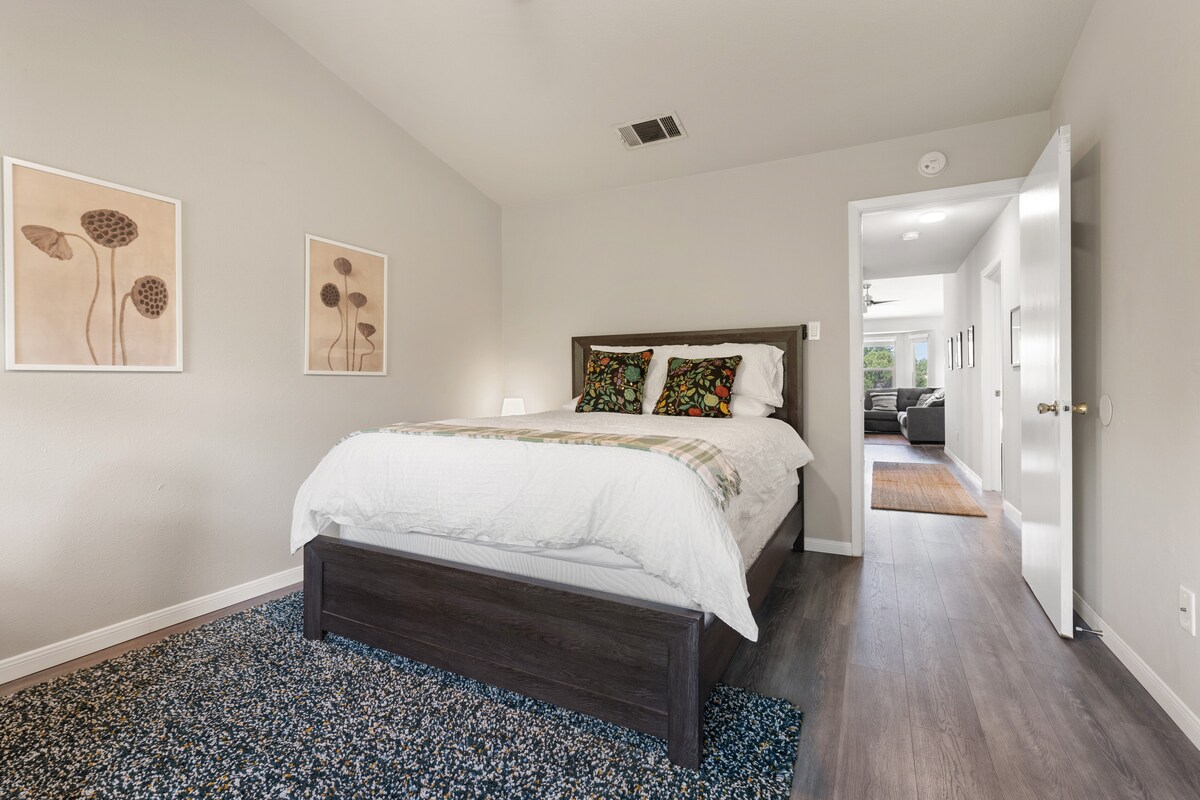 Urban Treehouse Apt Near Downtown