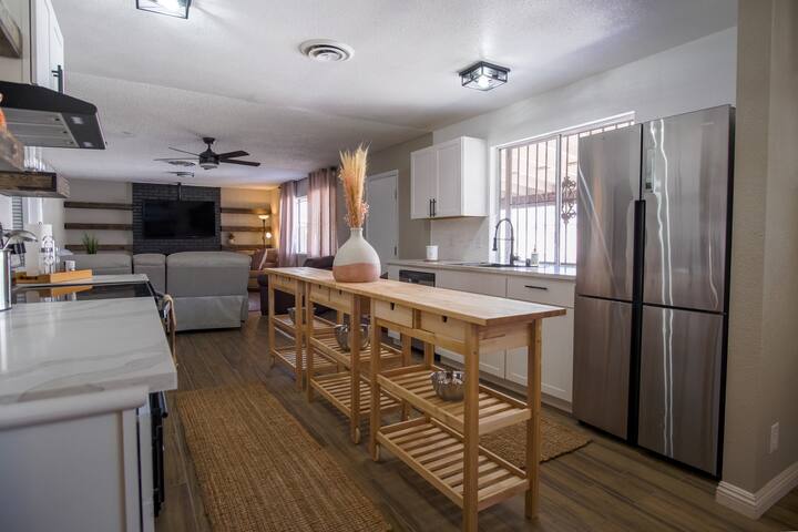 Gorgeous 5BR/3BA w/Pool and Casita near strip gallery image 5