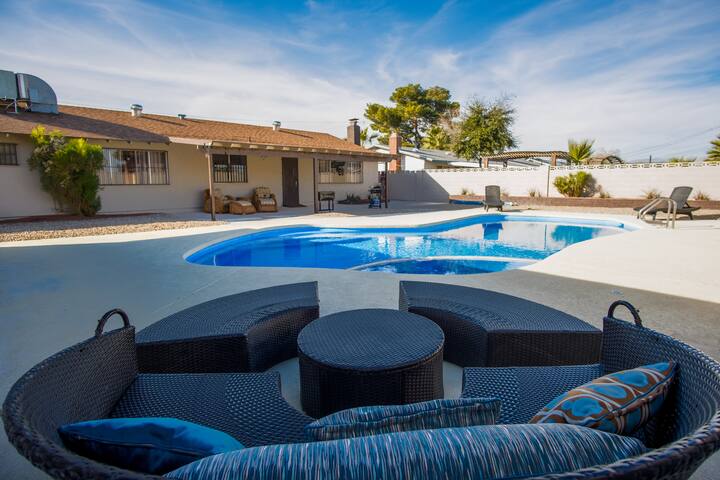 Gorgeous 5BR/3BA w/Pool and Casita near strip gallery image 4
