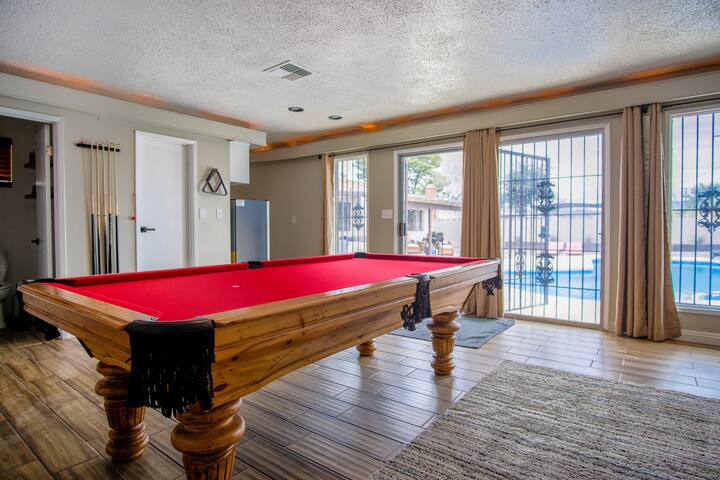 Gorgeous 5BR/3BA w/Pool and Casita near strip gallery image 2