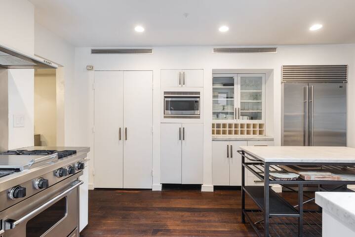 Huge Triplex + Movie Theater gallery image 3